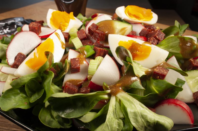 Herzhaft-würziger Feldsalat mit Ei, Radieschen, Beef Snacks und Zero Hero BBQ