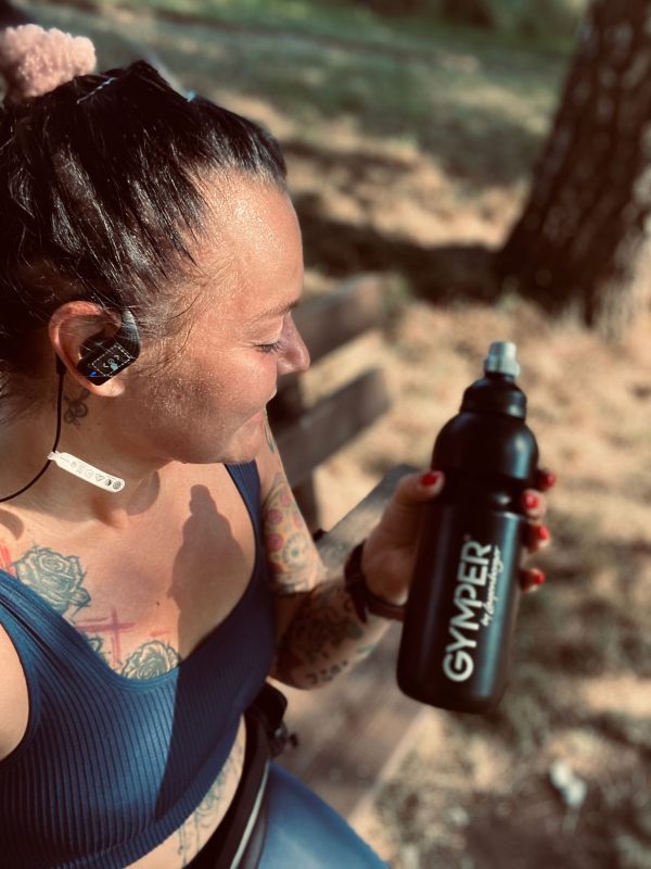 Jessica Hotopp frühmorgens beim Laufen - immer dabei eine GYMPER Bottle mit GYMPER ISO Elektrolyt Drinks!