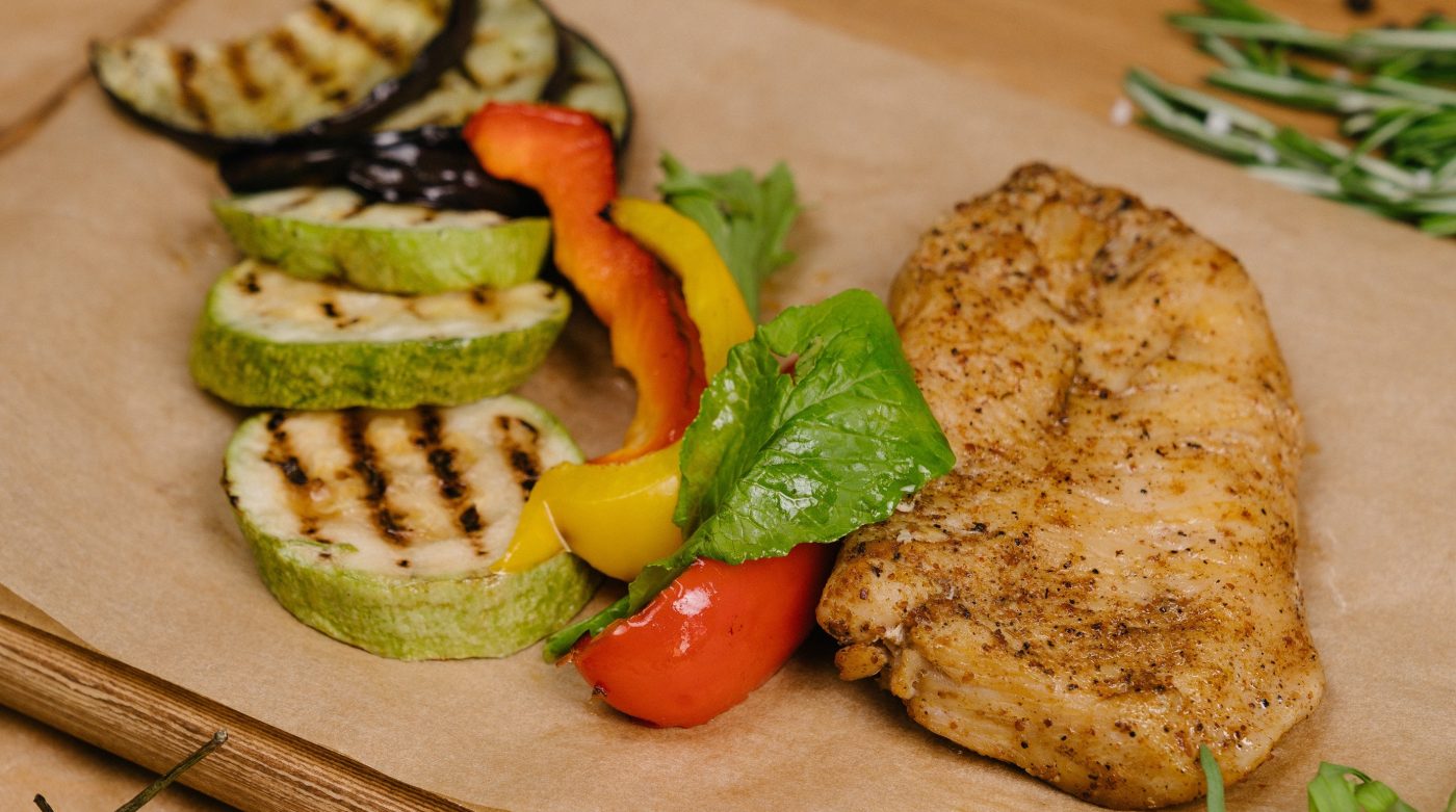 Sommerernährung gibt es wirklich: Gemüse und Hühnchen vom Grill zum Beispiel!