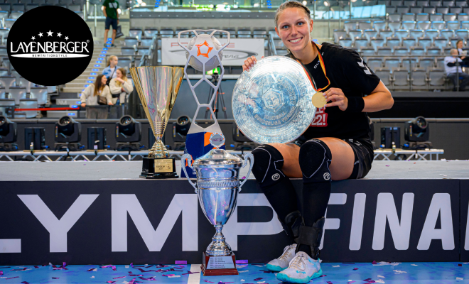 Xenia Smits mit ihrer kompletten Titelsammlung im Sommer 2022 - DHB Pokal, Supercup, EHF Pokal und Meisterschale!