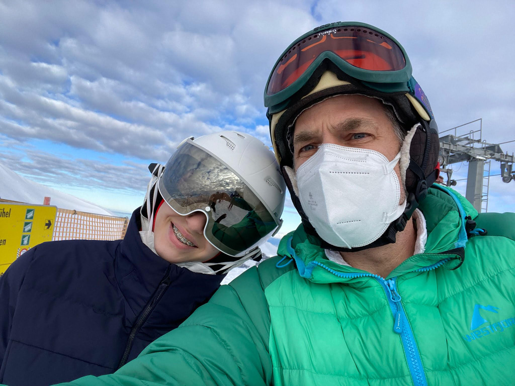 Unser Experte Dr. Ralf Brügel mit einem seiner drei Kinder am Skihang.