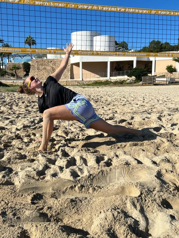 Tabea Schwarz zeigt uns im Trainingslager auf Mallorca die Yoga-Übung ...