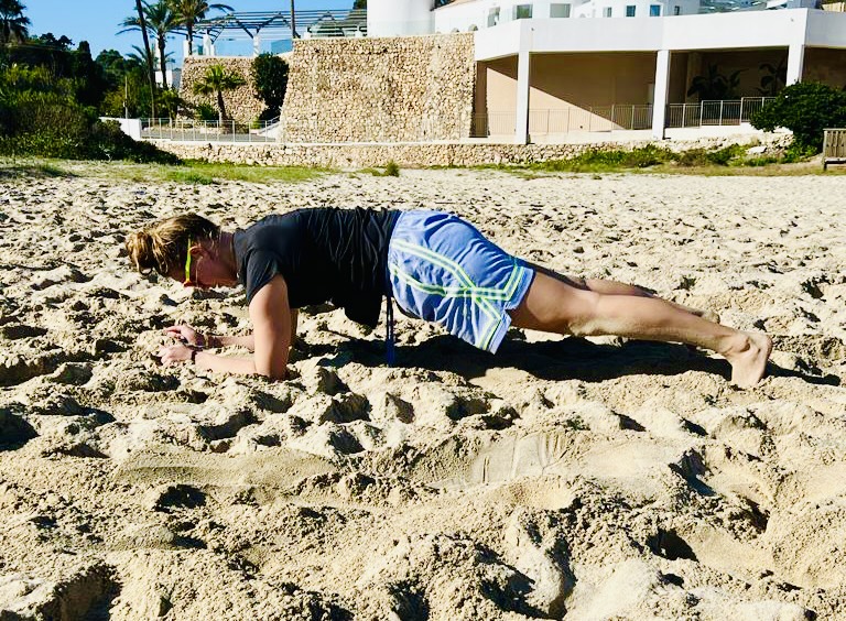 Tabea Schwarz zeigt uns im Trainingslager auf Mallorca das Planking.